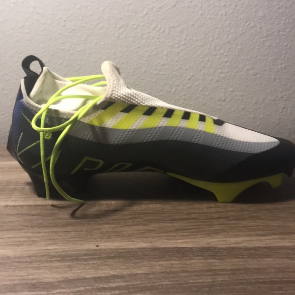 Nike athletic shoes - Picture 3 of 5